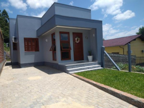 Grey House, próximo a Gramado e ao Templo Budista, casa com piscina